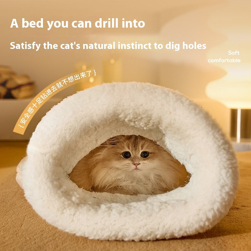 Fluffy opening of the cat sleeping bag